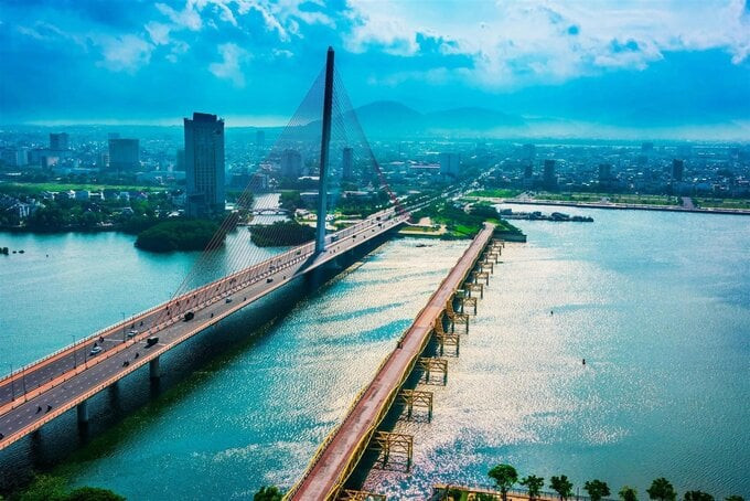 Ngày nay, cầu Nguyễn Văn Trỗi ( bên phải), song hành cùng cây cầu Trần Thị Lý tạo nên khung cảnh thơ mộng thu hút du khách tìm về check-in.