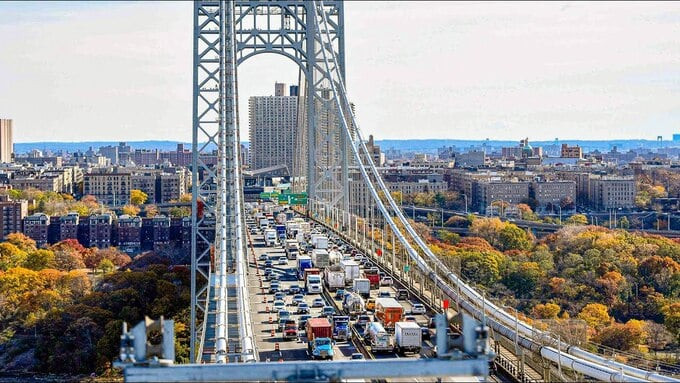 Tình trạng tắc nghẽn giao thông xảy ra thường xuyên trên cây cầu này.