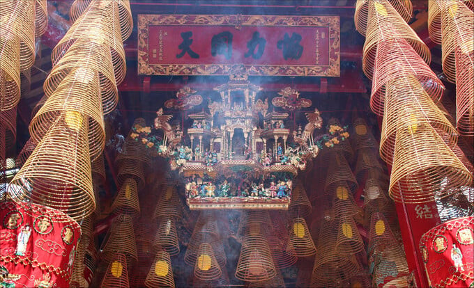 Không gian linh thiêng, khói hương nghi ngút tại chùa Ông