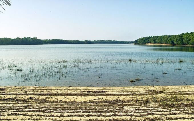 Hồ gắn với nhiều truyền thuyết ly kỳ