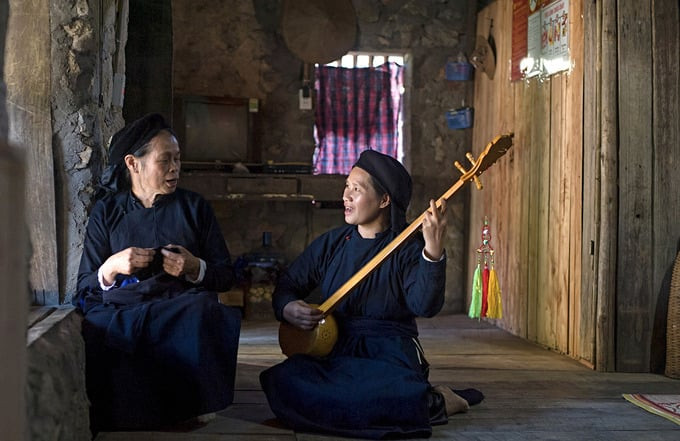 Du khách đến làng có cơ hội thưởng thức giai điệu hát then truyền thống.