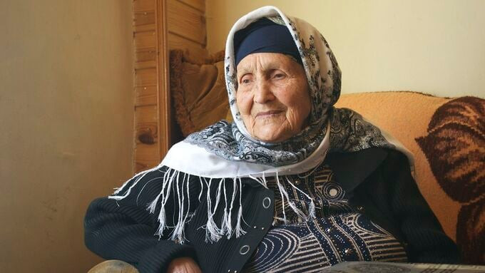 Bà Halima Qanbarova 95 tuổi. Ông nội của bà được cho là đã sống đến 150 tuổi, cha bà sống đến 168 tuổi và dì bà sống tới 130 tuổi.