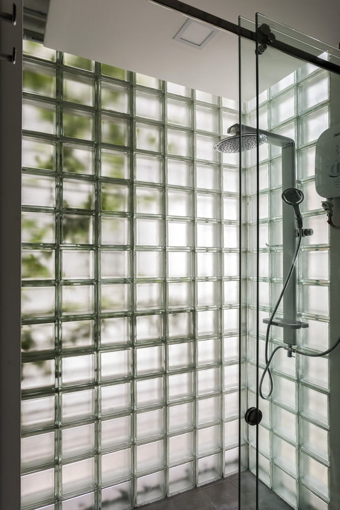 Phòng tắm với góc tắm vòi sen trong vách kính