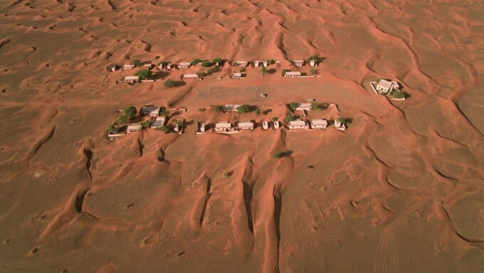 Xung quanh ngôi làng được bao bọc bởi cát vàng.