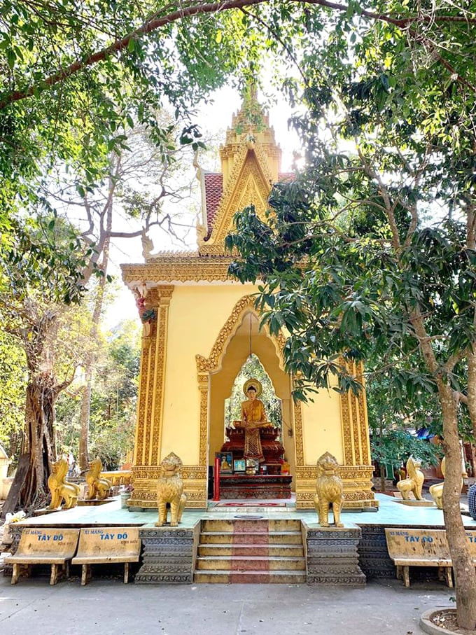 Tượng Phật Thích Ca trong khuôn viên chùa.