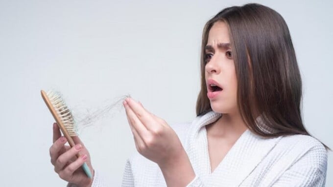 Nếu bạn đang gặp phải tình trạng tóc rụng quá nhiều, hãy tìm hiểu nguyên nhân để tìm giải pháp phù hợp