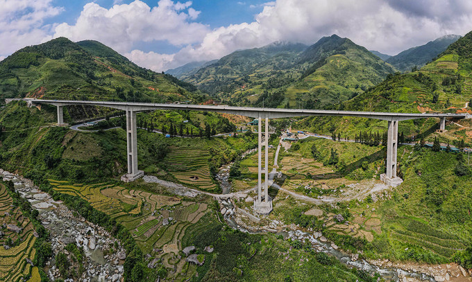 Cầu Móng Sến - cây cầu cạn có trụ móng cao nhất Việt Nam nằm trong dự án đường nối đường cao tốc Nội Bài - Lào Cai đến thị xã Sa Pa.
