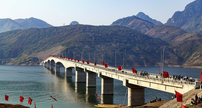 Cầu Pá Uôn được Tổ chức Kỷ lục Việt Nam xác nhận là cây cầu có trụ cao nhất Việt Nam cũng như khu vực Đông Nam Á vào năm 2015.