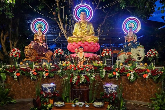 Thờ Phật ở chánh điện chùa Linh Sơn Cổ Tự.