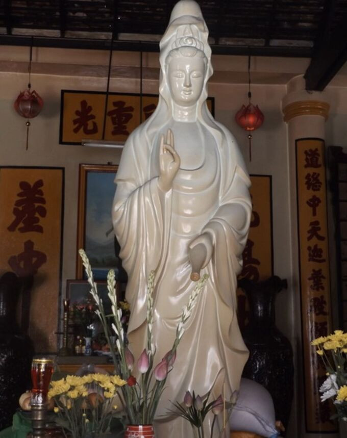 Tượng Phật Bà Quan Âm được thờ ở Linh Sơn Cổ Tự.