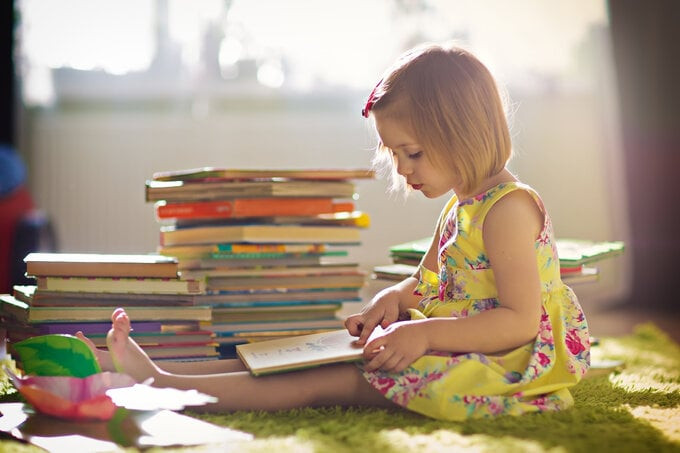 Trẻ đọc sách hàng ngày có khả năng từ vựng, hiểu ngôn ngữ và trí nhớ tốt hơn so với trẻ đọc ít hơn.