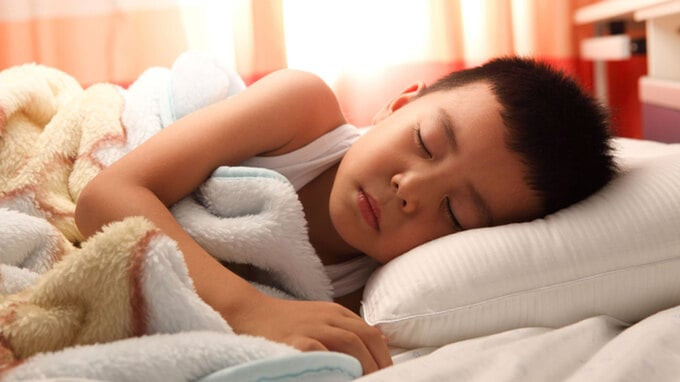 Thói quen ngủ tốt không chỉ tốt cho sự phát triển trí não mà còn có tác động tích cực đến sức khỏe thể chất và tinh thần của trẻ.
