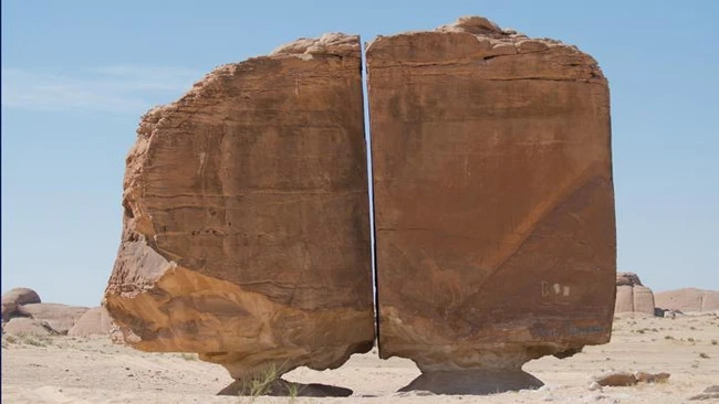 Hiện tượng kỳ quái làm đau đầu cả nhân loại: Vết cắt bí ẩn chia đôi khối đá hơn 4.000 tuổi ở Arab Saudi