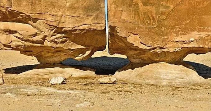 Hiện tượng kỳ quái làm đau đầu cả nhân loại: Vết cắt bí ẩn chia đôi khối đá hơn 4.000 tuổi ở Arab Saudi