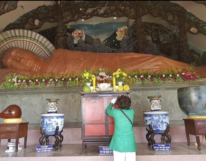 Pho tượng Phật nằm dài 12m được đặt trên bệ thờ cao 2,5m.