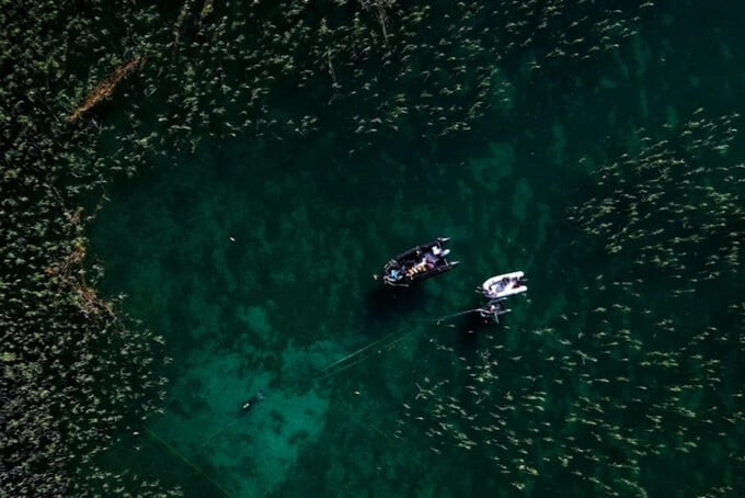 Thợ lặn tìm kiếm di vật khảo cổ ở hồ Ohrid.