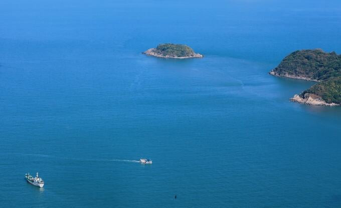Đảo Hòn Khoai gồm nhiều đảo nhỏ, trong đó Hòn Khoai là đảo lớn nhất với diện tích khoảng 4km2