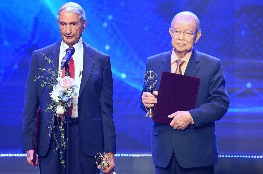 Giáo sư người Việt đầu tiên giành giải thưởng VinFuture: Nửa thế kỷ tìm cách thoát nghèo cho người nông dân