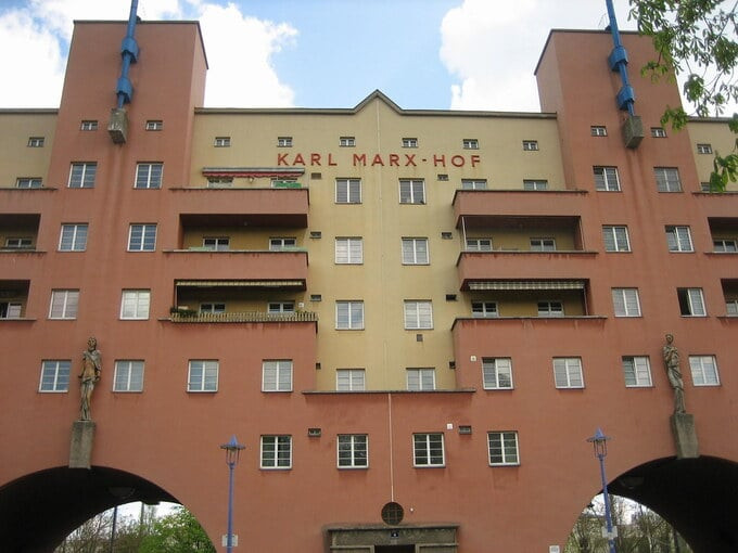 Tòa chung cư mang tên của vị lãnh tụ vĩ đại của Quốc tế cộng sản - Karl Marx.