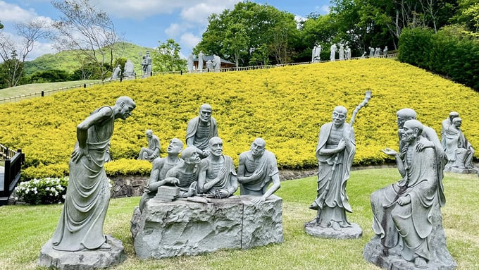 Vườn tượng Ngũ Bách Danh La Hán với hơn 500 bức tượng đá A La Hán.