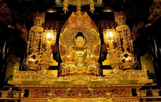 Điện Vàng (Golden Shrine) tại Chính Điện nổi bật với những hoa văn được chạm khắc tinh xảo.
