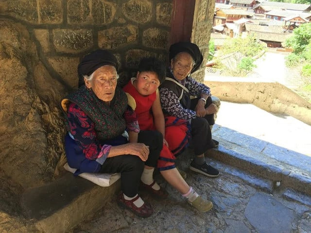 Du khách thường gặp nhóm người già ngồi ở cổng làng.