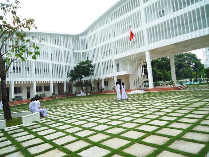 Diện tích sàn của trường rộng hơn 6.560 m2, tọa lạc trên khu đất rộng khoảng 5.300 m2.