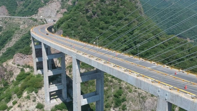 Cây cầu được xây dựng từ năm 2008, đến năm 2013 thì được thông xe.