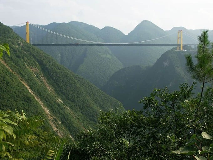 Nằm ở độ cao 496 m so với mặt nước, cầu Siduhe giành kỷ lục cây cầu cao nhất thế giới.