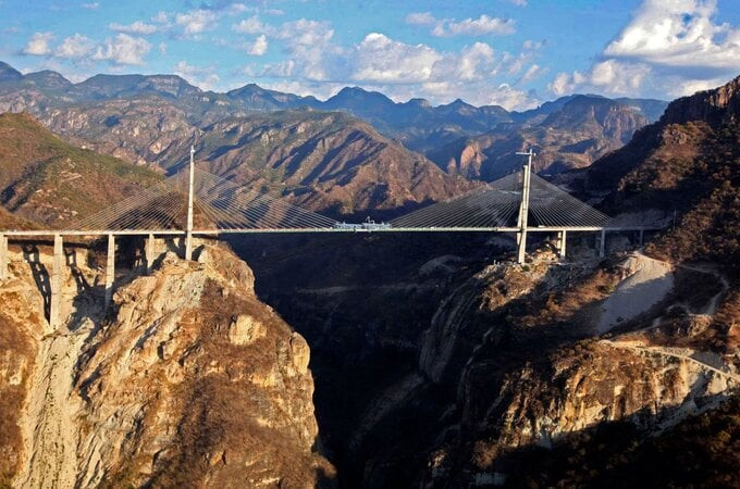 Cây cầu đã sử dụng 12.000 tấn thép, 90.000 mét khối bê tông và khai thác 447.000 mét khối đá để làm móng cho cây cầu.