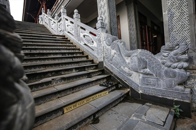 Một lối cầu thang dẫn lên nơi thờ tự.