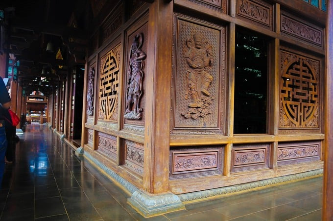 Xung quanh điện thờ là các hành lang rộng với các vách bằng gỗ và được chạm trổ công phu.