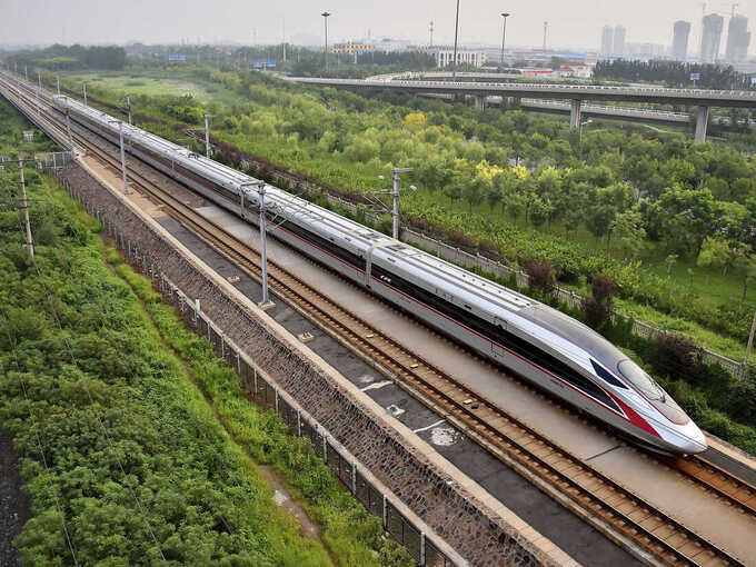Trong những năm qua, hệ thống đường sắt cao tốc ở Trung Quốc phát triển với tốc độ chóng mặt