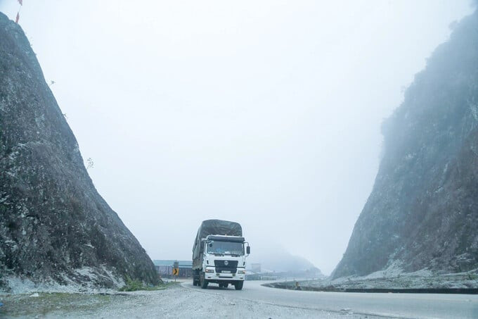 Từ Hà Nội, bạn đi thẳng quốc lộ 6 lên thành phố Hòa Bình, đi khoảng 40km nữa là đến chân đèo đá Trắng.