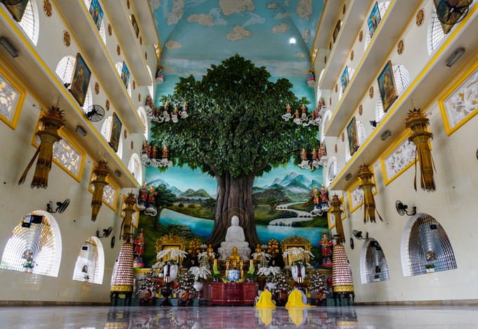 Khu nội điện thờ Phật với không gian rộng rãi, phía trên trần cao hơn gần 40m