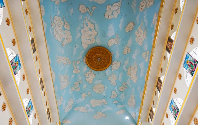 Phần trần nội điện được trang trí những bức phù điêu cảnh trời xanh, mây trắng