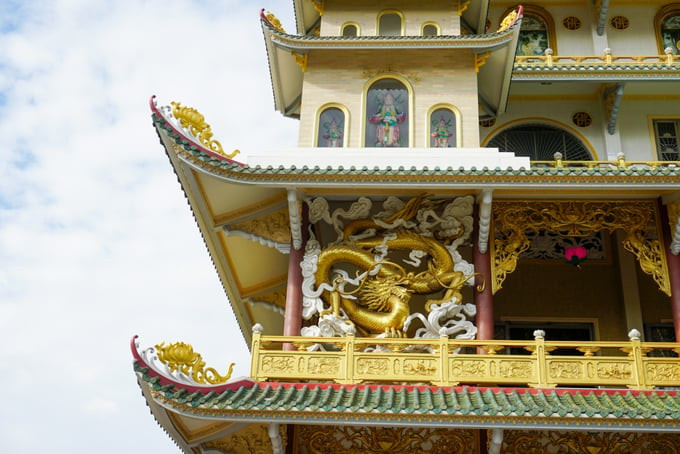 Bên ngoài, mỗi góc chánh điện lại được bài trí các tượng Phật, Quan thế âm, thần Hộ Pháp, rồng