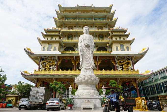 Cuối năm 2017, chùa xây dựng thêm bức tượng Phật cao khoảng 15m làm bằng đá nguyên khối đặt trước chánh điện
