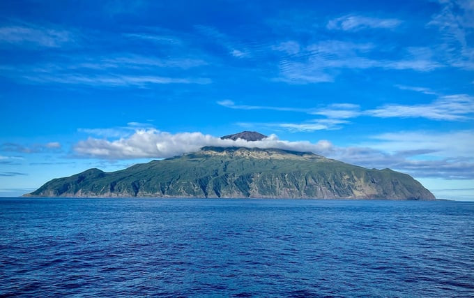 Tristan da Cunha nằm trên một hòn đảo núi lửa đang hoạt động ở phía nam Đại Tây Dương