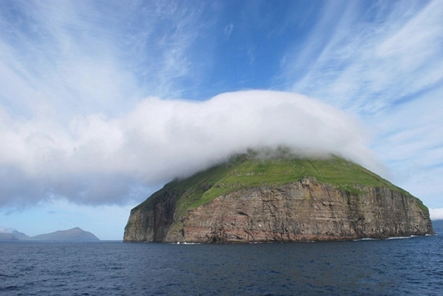 Kỳ lạ hòn đảo ‘đội mây’ có diện tích chưa đầy 1km2, nằm giữa đại dương như trong chuyện cổ tích