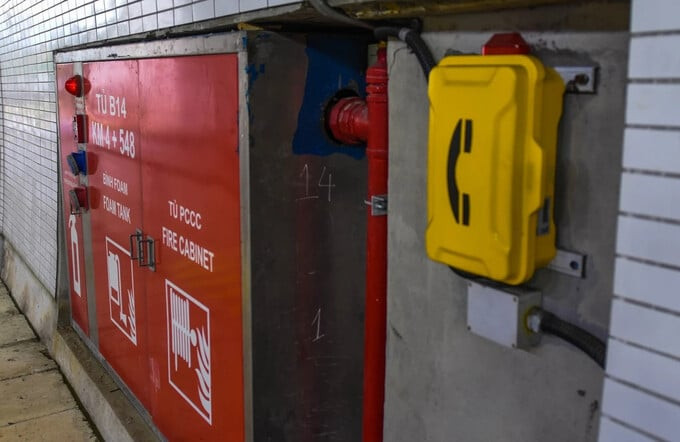 Hệ thống thiết bị phòng cháy chữa cháy và hộp điện thoại báo cháy được trang bị trong hầm