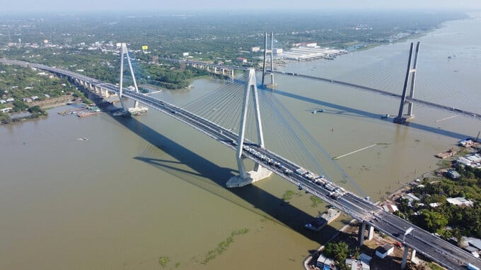 Từ cầu Mỹ Thuận 2, du khách có thể phóng tầm mắt ra xa chiêm ngưỡng khung cảnh non nước hữu tình