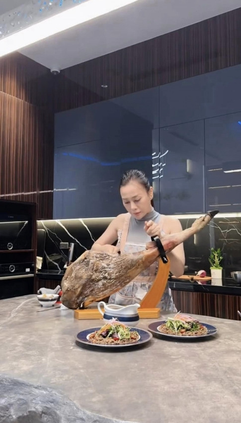 Shark Bình bất ngờ lọt top tìm kiếm sau loạt clip trổ tài nấu ăn trong biệt thự của Phương Oanh