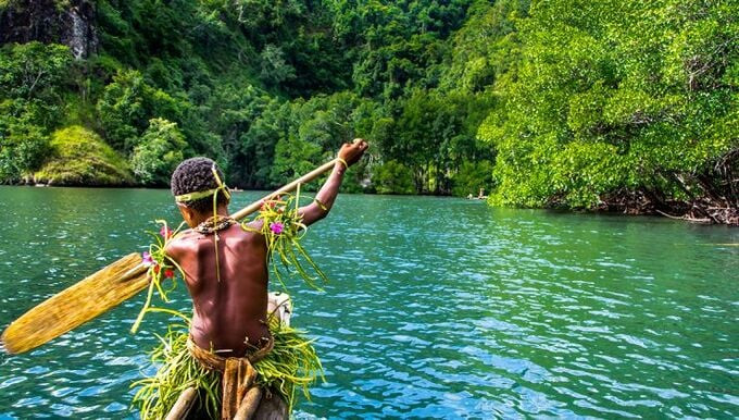 Phần lớn cư dân New Guinea sống dựa chủ yếu vào nông nghiệp, kết hợp với hoạt động săn bắn