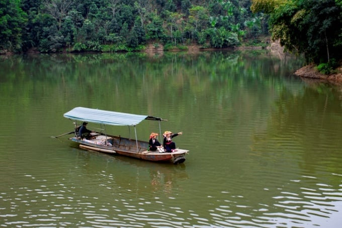 Du khách có thể đi du thuyền trên mặt hồ để tận hưởng không khí trong lành