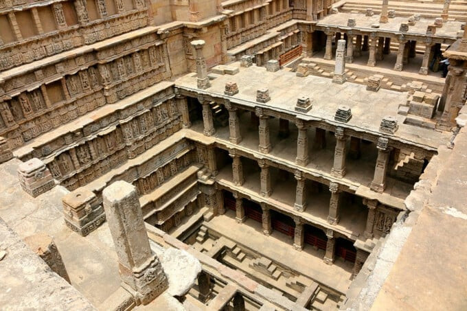 Đây là một trong những công trình cổ có cấu trúc lớn nhất trong loại hình kiến trúc giếng nhiều tầng