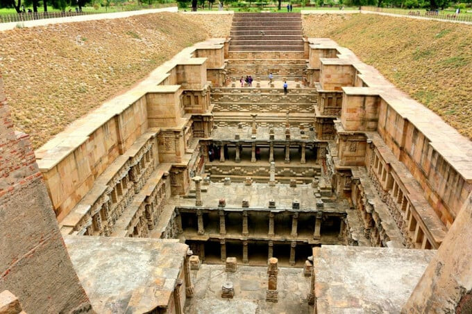 Công trình này được xây dựng với chức năng của một giếng nước kết hợp đền thờ