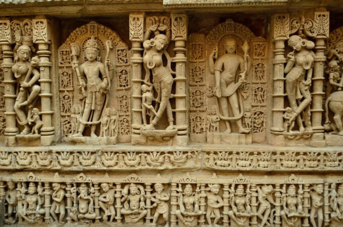 Hầu hết các tác phẩm điêu khắc trong lòng giếng thể hiện sự sùng kính đối với thần Vishnu