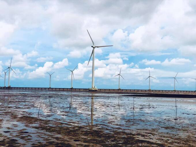 Đây là cánh đồng điện gió đầu tiên của Đông Nam Á được xây dựng trên thềm lục địa với 62 trụ turbine bên bờ biển cao 82m, nặng hơn 200 tấn với cảnh quan đẹp vô thực