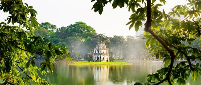 Hà Nội là thành phố giáp với 8 tỉnh: Vĩnh Phúc và Thái Nguyên, Bắc Giang, Bắc Ninh, và Hưng Yên, Hà Nam và Hòa Bình cùng Phú Thọ